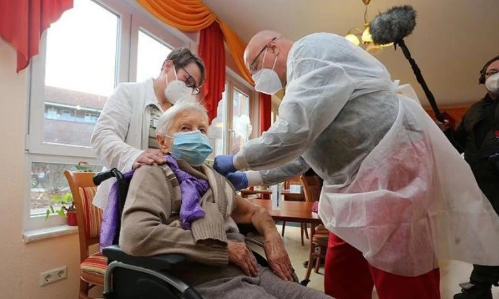 Κορονοϊός: Γερμανίδα 101 ετών η πρώτη που εμβολιάστηκε